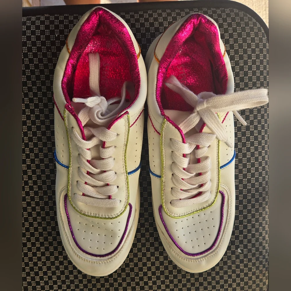 Steve Madden White and Pink Sneakers with Classic Appeal Excellent Conditions‎